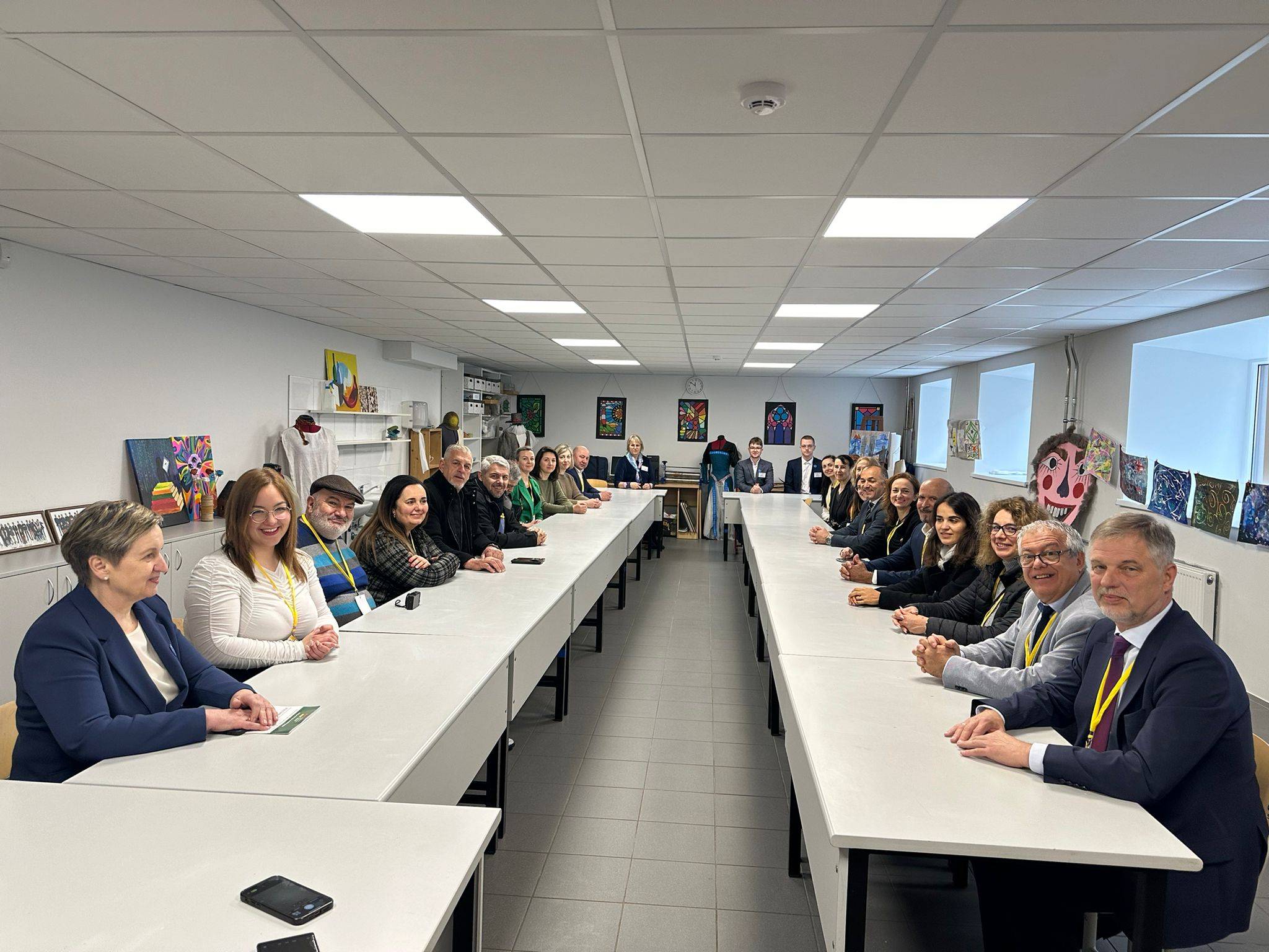  Председателят на Общински съвет - Мездра Яна Нинова (вдясно) взе участие в честване във Вилнюс на 30 години от Договора от Маастрихт 